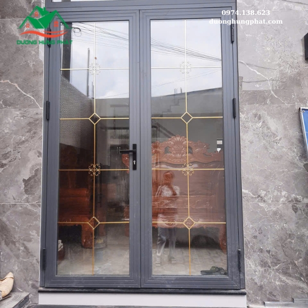cửa nhôm Xingfa mở quay 2 cánh kính hộp nan trang trí 